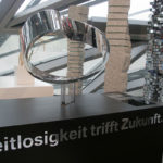 <p><strong>BMW-Welt München, PVC-Bauteile, Chrom-Optik-Beschichtung</strong></p>
