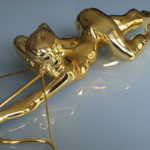 <p><strong>Luigi Colani, Kühlerfigur, Chrom-Optik-Beschichtung, gold lasiert</strong></p>
