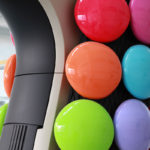 <p><strong>Modell Smarties, 40×40 cm, Vacuumgießteile, mehrfarbig lackiert, poliert</strong></p>
