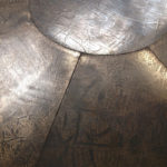 <p><strong>Deckenplatten, MDF, PS Spritzmetall Bronze, stukturiert, schwarz patiniert</strong></p>
