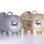 <p><strong>Coating: chrome optics gold / silver<br />
</strong>Cybex GmbH, pig by Marcel Wanders</p>
