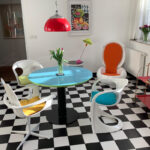 <p><strong>Sitzgruppe Küche, Designlackierung mehrfarbig, Versiegelung mit Bootslack matt, kratzfest<br />
</strong></p>
