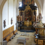 <p><strong>Beschichtung:</strong> <strong>Effektlackierung Aluminium, Klarlackversiegelung matt</strong><br />
Julie Hayward, Neugestaltung des Altarraums – Wehrkirche Weißenkirchen, Altar – Ambo – Pristersitz, 2022</p>
