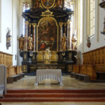 <p><strong>Beschichtung:</strong> <strong>Effektlackierung Aluminium, Klarlackversiegelung matt</strong><br />
Julie Hayward, Neugestaltung des Altarraums – Wehrkirche Weißenkirchen, Altar – Ambo – Pristersitz, 2022</p>
