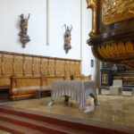 <p><strong>Beschichtung:</strong> <strong>Effektlackierung Aluminium, Klarlackversiegelung matt</strong><br />
Julie Hayward, Neugestaltung des Altarraums – Wehrkirche Weißenkirchen, Altar – Ambo – Pristersitz, 2022</p>
