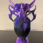 <p><strong>Beschichtung:</strong> <strong>Chrom-Optik Violett, Klarlackversiegelung glänzend</strong><br />
Niklas Jeroch, „Homo Homini Lupus“, 40x20x25cm, 3D-Print, 2023</p>
