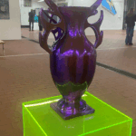 <p><strong>Coating:</strong> <strong>chrome optics purple, sealed with clear coat glossy</strong><br />
Niklas Jeroch, „Homo Homini Lupus“, 40x20x25cm, 3D-Print, neon green pedestal, 2023</p>
